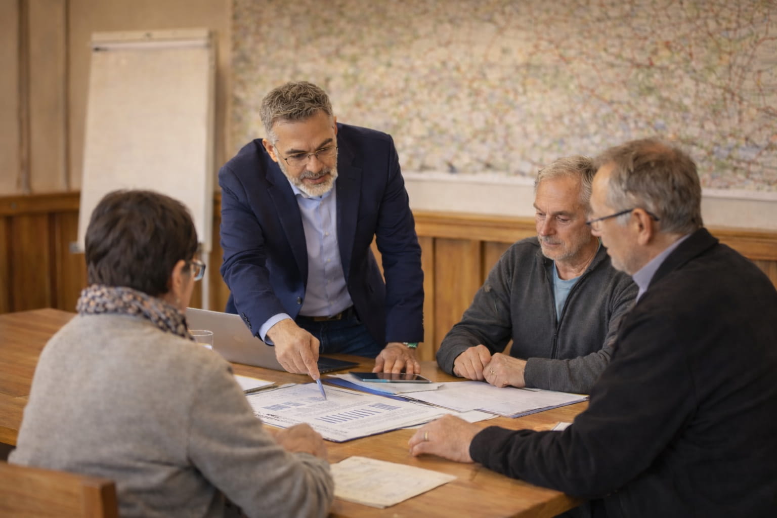 Intervenant en formation des élus locaux dans une salle municipale